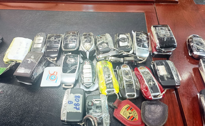 Ô tô và nhiều chìa khóa bị thu giữ Ô tô và nhiều chìa khóa bị thu giữ