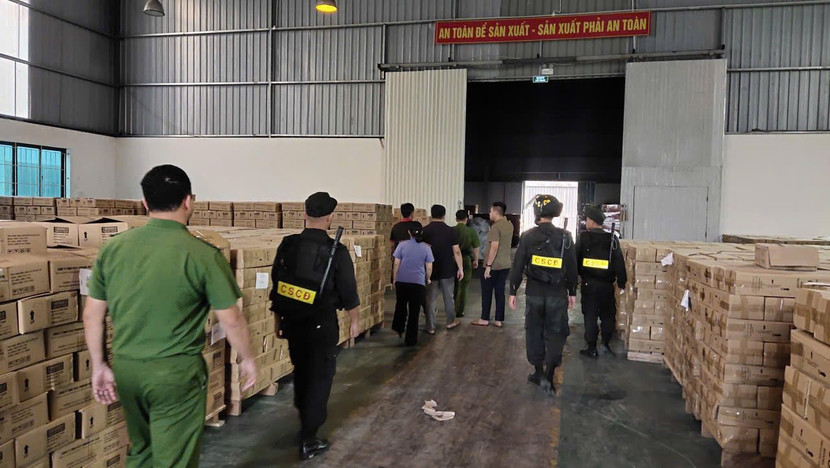 Và thực hiện công tác khám xét