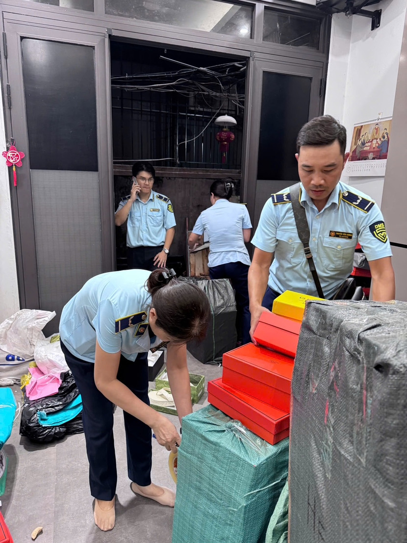 Lực lượng Quản lý thị trường kiểm tra hàng hóa có dấu hiệu gian lận thương mại