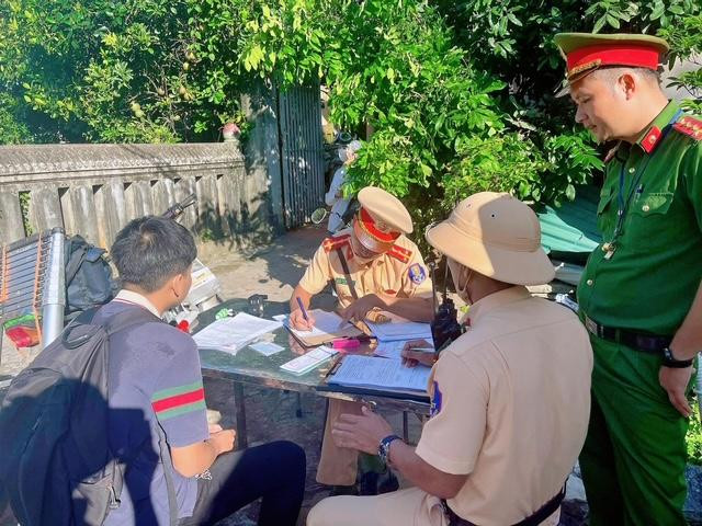 CSGT lập biên bản, xử lý các trường hợp vi phạm. CSGT lập biên bản, xử lý các trường hợp vi phạm.