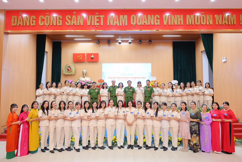 Phụ nữ Văn phòng Cơ quan CSĐT CATP Hà Nội bản lĩnh, nhân văn và duyên dáng Phụ nữ Văn phòng Cơ quan CSĐT CATP Hà Nội bản lĩnh, nhân văn và duyên dáng
