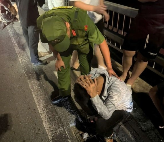 Cán bộ chiến sĩ tận tình khuyên nhủ nam thanh niên