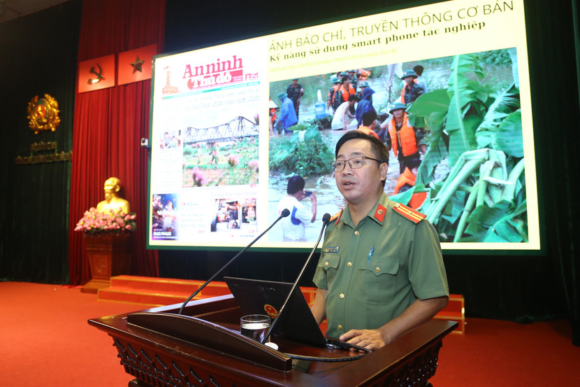 Chỉ huy phòng chức năng và báo cáo viên trình bày tại hội nghị