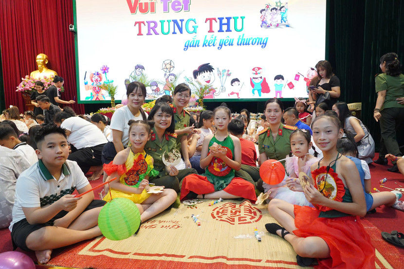 Vui Trung thu – Gắn kết yêu thương” cùng con em cán bộ, chiến sĩ Công an Thủ đô ảnh 6 Vui Trung thu – Gắn kết yêu thương” cùng con em cán bộ, chiến sĩ Công an Thủ đô ảnh 6