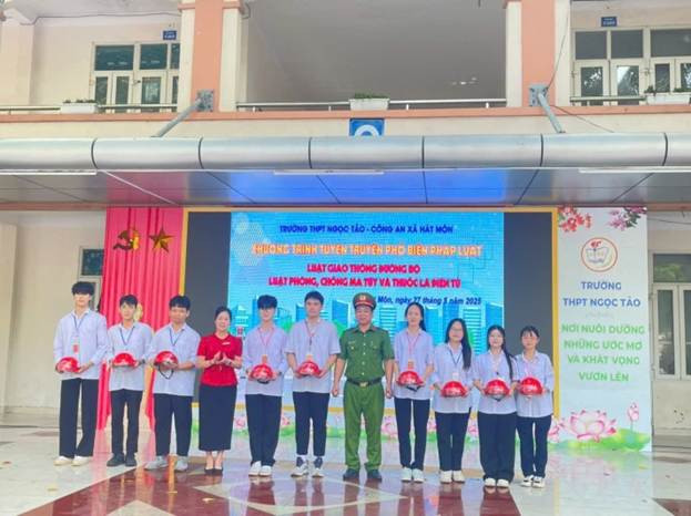 Tiết học ý nghĩa của các em học sinh Trường THPT Ngọc Tảo ảnh 3 Tiết học ý nghĩa của các em học sinh Trường THPT Ngọc Tảo ảnh 3