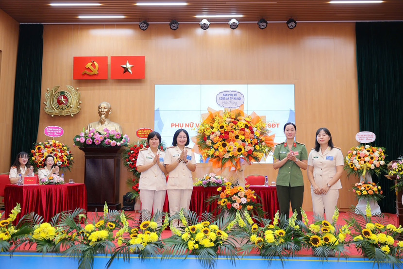 Các đồng chí lãnh đạo và chỉ huy đội nghiệp vụ chúc mừng thành công Đại hội Các đồng chí lãnh đạo và chỉ huy đội nghiệp vụ chúc mừng thành công Đại hội