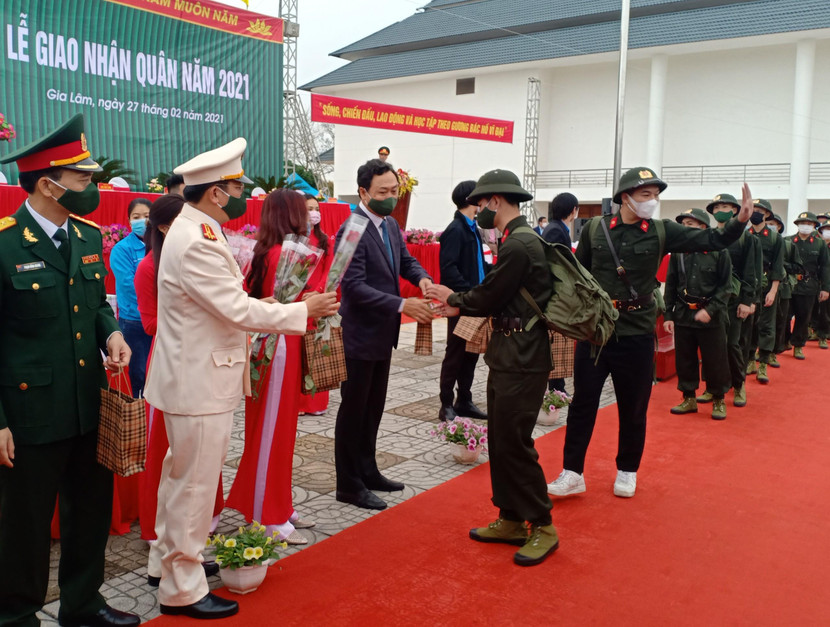 Lãnh đạo Huyện và Công an huyện Gia Lâm chúc mừng các tân binh