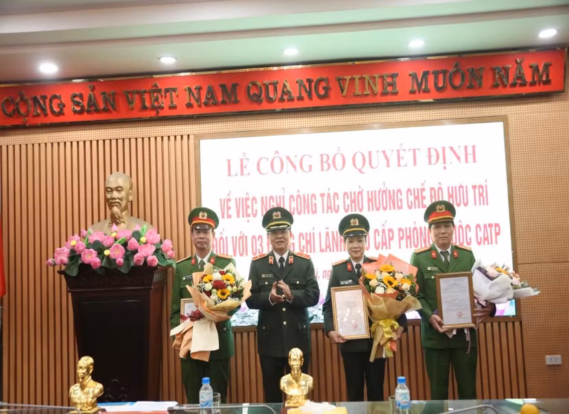 Thiếu tướng Đào Thanh Hải, Phó Giám đốc CATP, trao quyết định hưu trí, tặng hoa chúc mừng 3 đồng chí Thiếu tướng Đào Thanh Hải, Phó Giám đốc CATP, trao quyết định hưu trí, tặng hoa chúc mừng 3 đồng chí