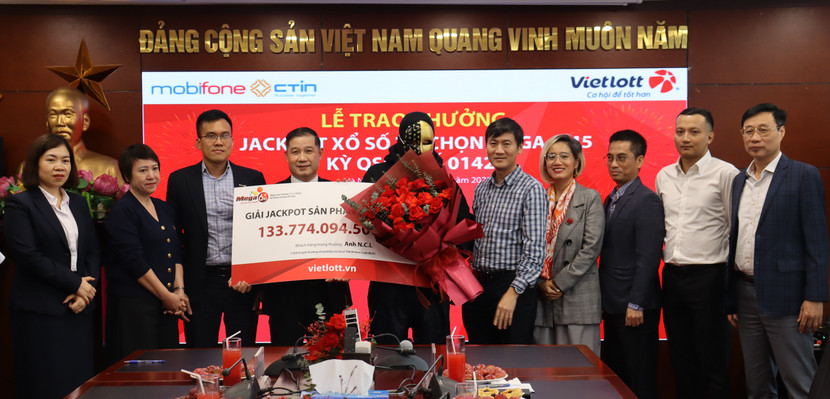 Anh N.C.L nhận giải Jackpot Mega 6/45 kỳ QSMT 01422
