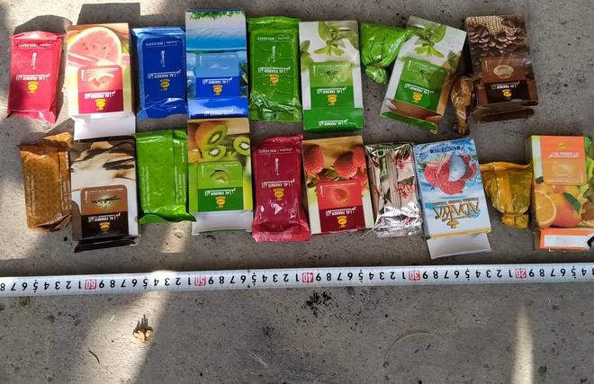 Các gói nghi ma túy được cảnh sát tạm giữ sau khi khám xét 21 địa điểm liên quan