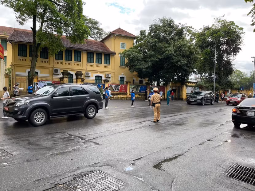 Phút tạnh ráo ít ỏi của cơn bão số 2. Dù chỉ là ảnh hưởng của bão, song việc di chuyển trên địa bàn TP vẫn tiềm ẩn phức tạp, nếu không có sự chuẩn bị trước