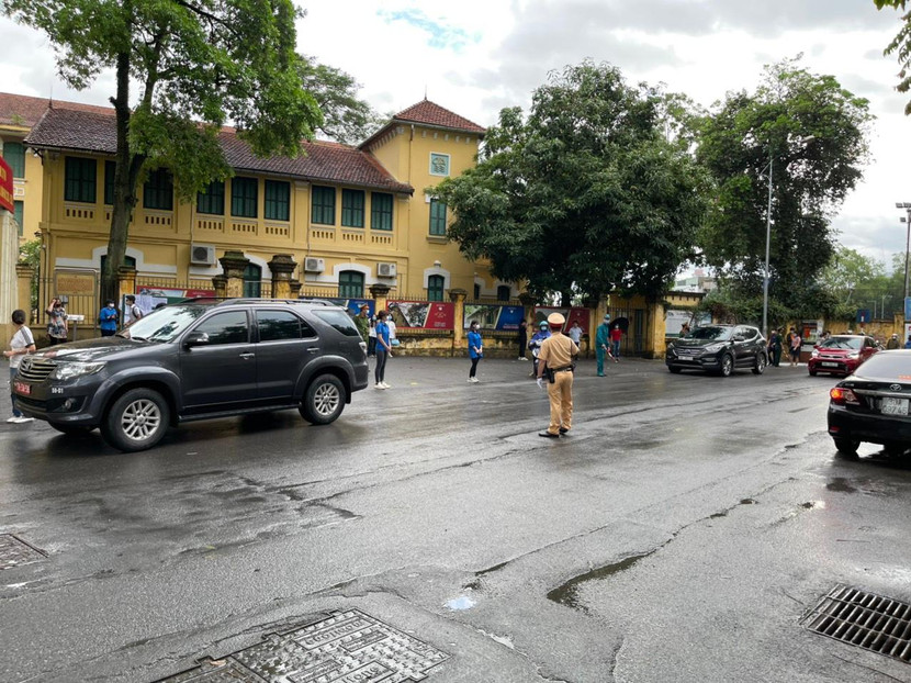 Phút tạnh ráo ít ỏi của cơn bão số 2. Dù chỉ là ảnh hưởng của bão, song việc di chuyển trên địa bàn TP vẫn tiềm ẩn phức tạp, nếu không có sự chuẩn bị trước