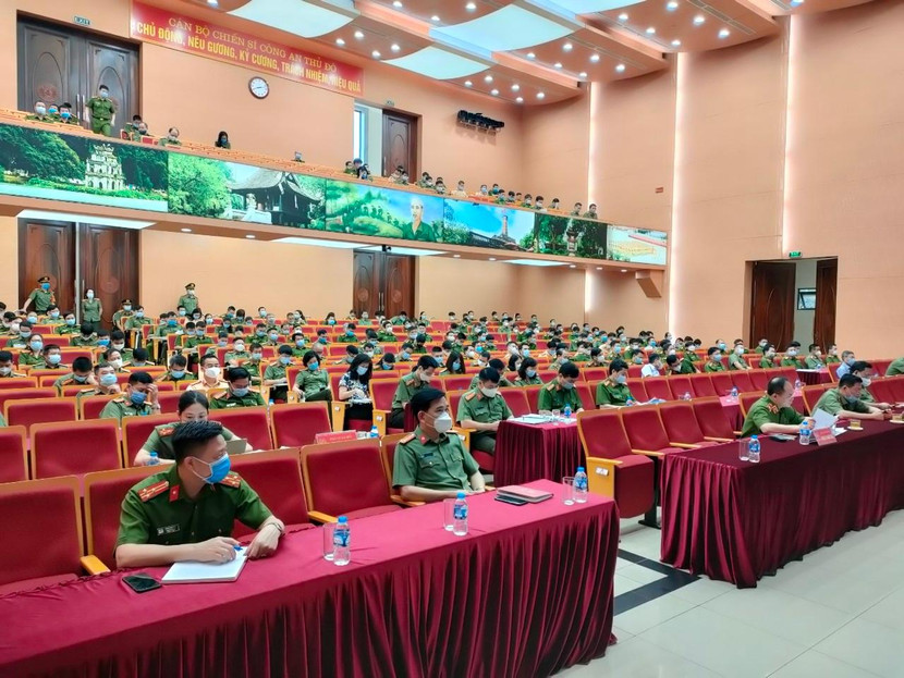 Cán bộ chủ chốt Công an Hà Nội dự hội nghị trực tuyến tại hội trường lớn CATP Cán bộ chủ chốt Công an Hà Nội dự hội nghị trực tuyến tại hội trường lớn CATP