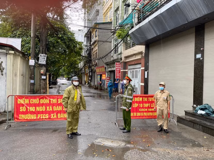 Một điểm thi trong tuyến đường khá nhỏ, nhưng phương án đảm bảo ANTT không vì thế được phép chủ quan Các bạn thanh niên tình nguyện tích cực hỗ trợ lực lượng Công an