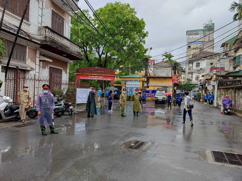 Nhiều đồng đội, đồng chí của chúng tôi không có điều kiện đưa con em đi dự thi, nhưng tất cả đều tâm niệm: hoàn thành xuất sắc nhiệm vụ chính là động lực để sĩ tử nhà mình "vượt vũ môn" thành công