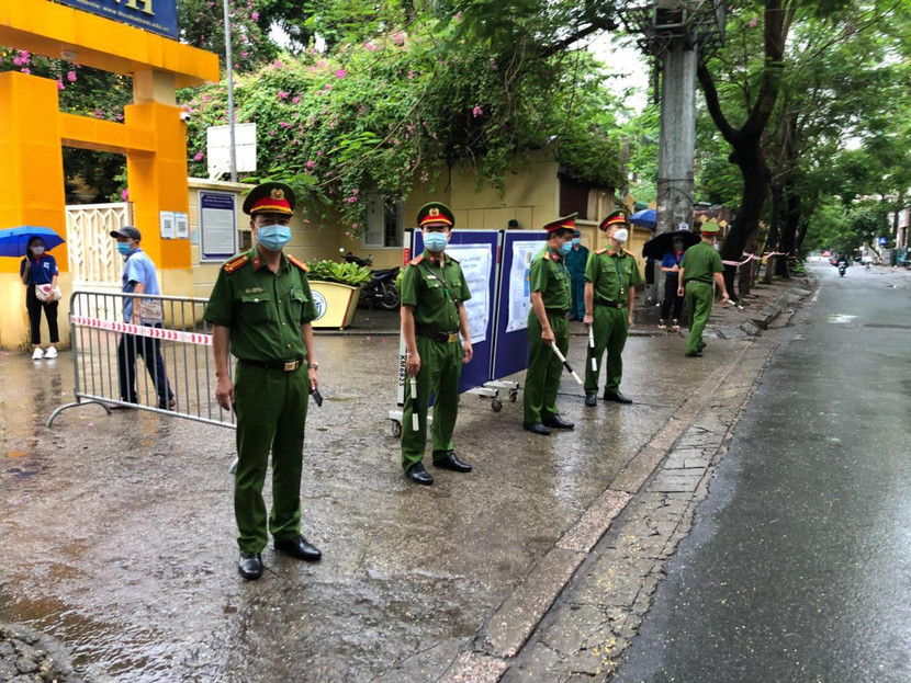 "Đội hình đẹp" tại điểm thi trên địa bàn quận Đống Đa Một điểm thi trong tuyến đường khá nhỏ, nhưng phương án đảm bảo ANTT không vì thế được phép chủ quan Các bạn thanh niên tình nguyện tích cực hỗ trợ lực lượng Công an