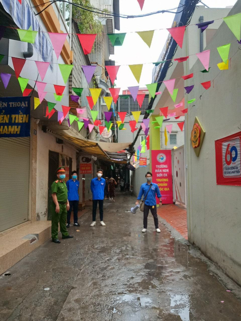 Các bạn thanh niên tình nguyện tích cực hỗ trợ lực lượng Công an