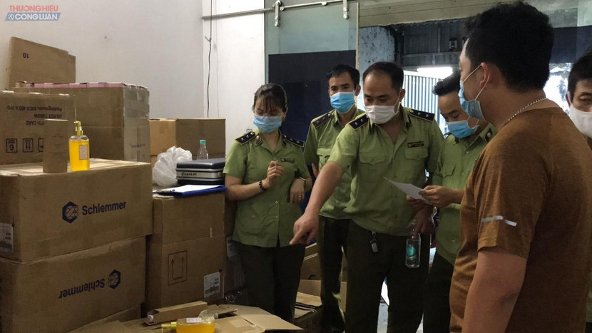 Lực lượng chức năng kiểm tra kho hàng