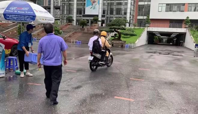 Một thí sinh...đến nhầm điểm thi cách 10 km đã được chiến sỹ CSGT giúp đỡ, di chuyển kịp giờ