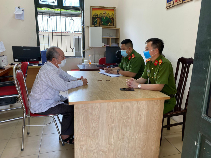 Ông Nguyễn Văn Hiền đến Công an phường bày tỏ sự cảm ơn, cảm phục các chiến sỹ Công an Ông Nguyễn Văn Hiền đến Công an phường bày tỏ sự cảm ơn, cảm phục các chiến sỹ Công an