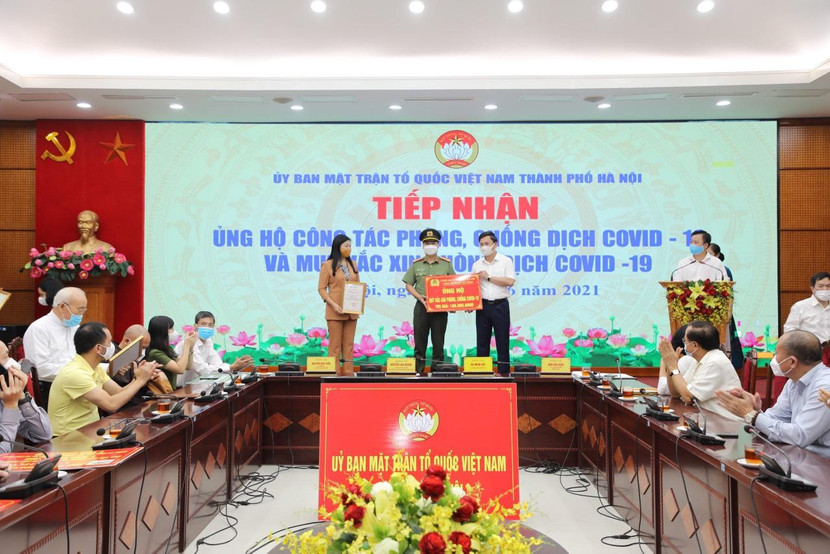 Thông qua Ủy ban MTTQ Việt Nam TP. Hà Nội, sáng 10-6, đại diện CAQ Hà Đông đã trao tặng, ủng hộ 108.000.000 đồng vào quỹ Vac-xin phòng, chống dịch bệnh Covid-19