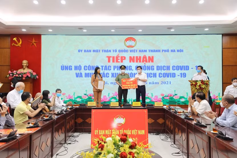 Thông qua Ủy ban MTTQ Việt Nam TP. Hà Nội, sáng 10-6, đại diện CAQ Hà Đông đã trao tặng, ủng hộ 108.000.000 đồng vào quỹ Vac-xin phòng, chống dịch bệnh Covid-19