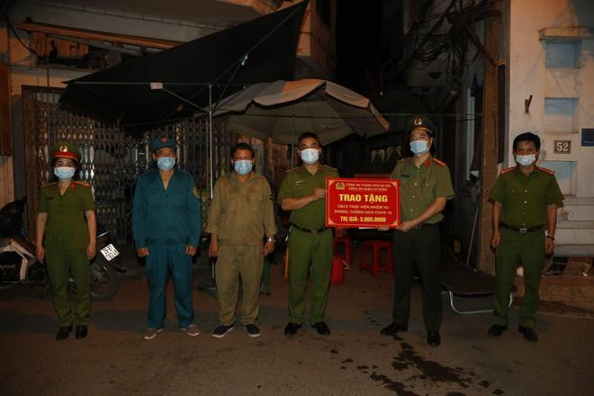 Ban chỉ huy CAQ Hà Đông động viên chốt trực phòng, chống dịch trên địa bàn