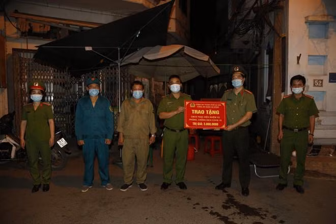 Ban chỉ huy CAQ Hà Đông động viên chốt trực phòng, chống dịch trên địa bàn