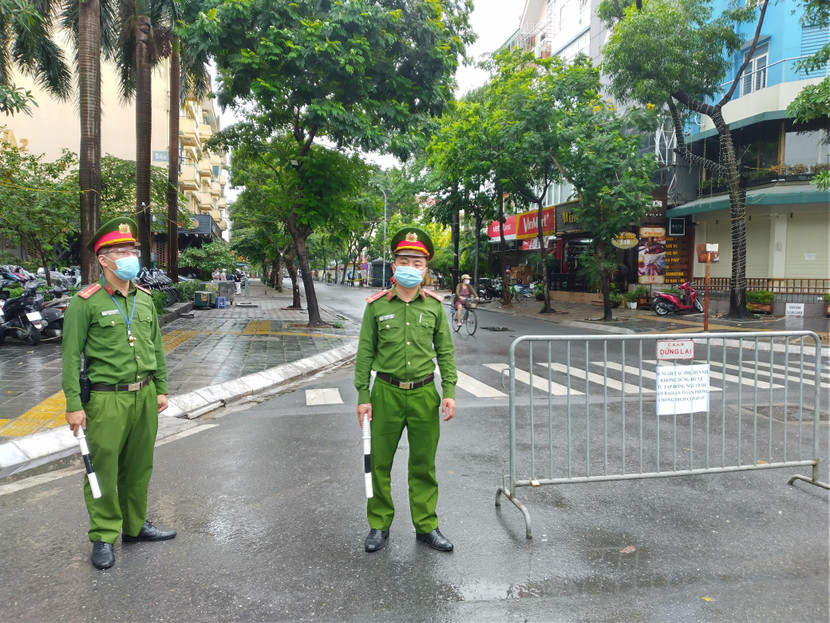 Tại các điểm thi, lực lượng chức năng phân luồng, hướng dẫn các thi sinh đi bộ vào trường để tránh ùn tắc