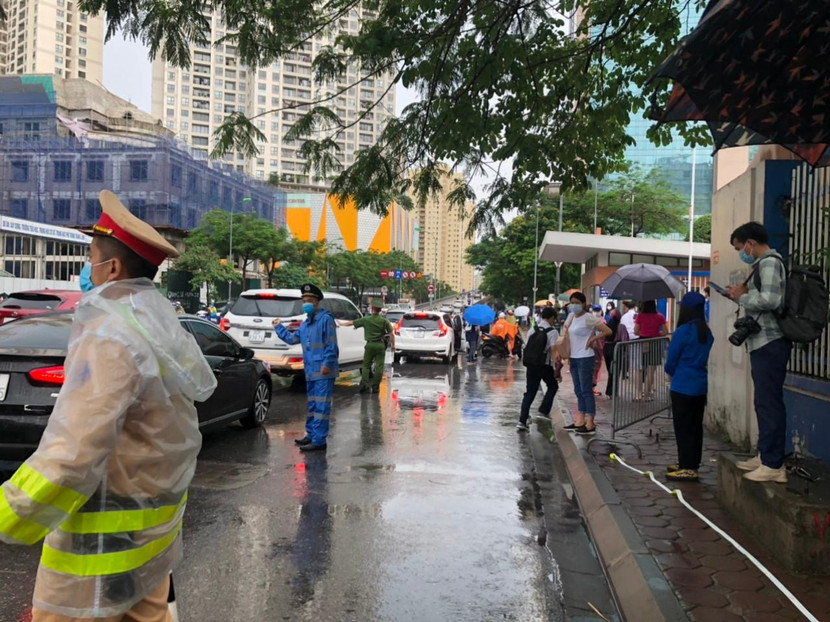 Cơn mưa lớn đầu giờ sáng 12-6 càng khiến lực lượng chức năng quyết liệt triển khai phương án đảm bảo ANTT
