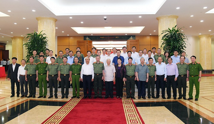 Tập thể Bộ Chính trị chụp ảnh cùng Ban Thường vụ Đảng ủy Công an trung ương