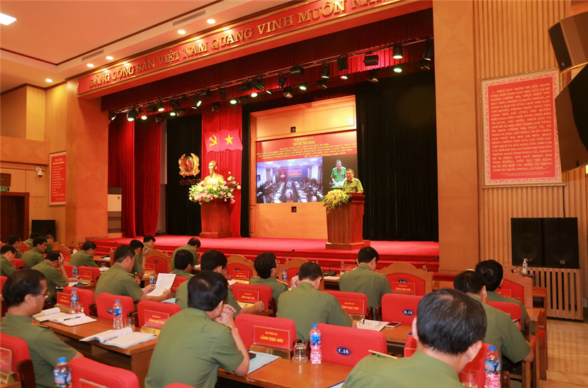 Thiếu tướng Tô Ân Xô - Chánh Văn phòng Bộ Công an trình bày báo cáo tại hội nghị