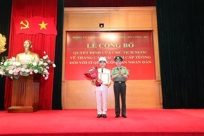 Bộ trưởng Tô Lâm tặng hoa chúc mừng đồng chí Trần Quốc Tỏ