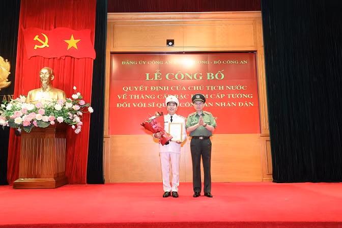 Bộ trưởng Tô Lâm tặng hoa chúc mừng đồng chí Trần Quốc Tỏ