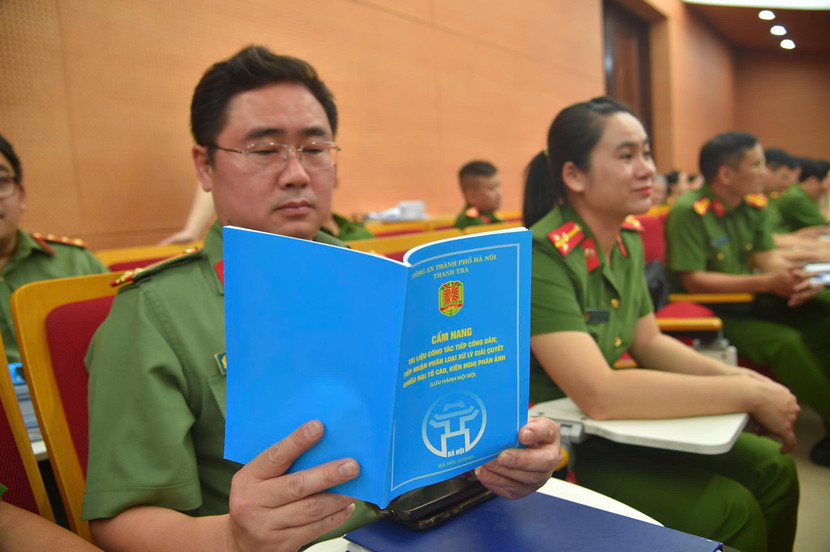 Cẩm nang tài liệu công tác tiếp công dân; tiếp nhận, phân loại, xử lý, giải quyết khiếu nại, tố cáo, kiến nghị, phản ánh với nhiều nội dung quan trọng, thiết thực, đã được phát đến từng đại diện các đơn vị tham gia hội nghị tập huấn