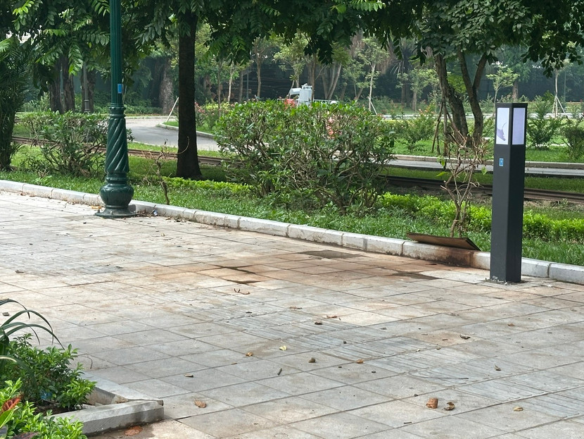 Rất nhiều cột đèn bị đập phá...