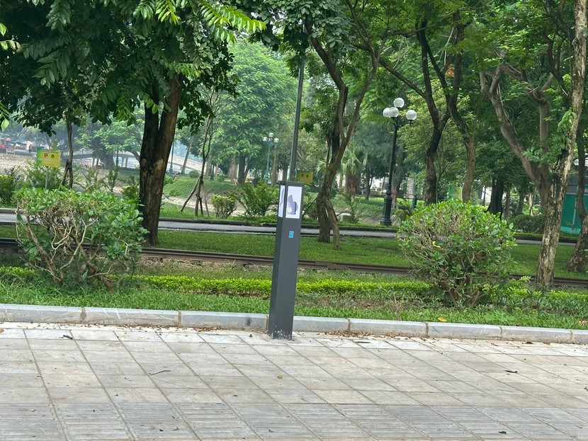 Cột đèn này bị đập phá, vẫn còn bóng nhưng ở tình trạng đang bị tháo dở