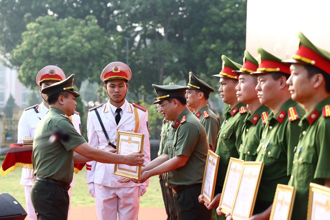 Trung tướng Nguyễn Thanh Tùng, Giám đốc CATP Hà Nội trao Bằng khen của UBND thành phố Hà Nội cho các tập thể và cá nhân có thành tích xuất sắc