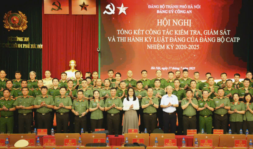 Các đại biểu dự hội nghị chụp ảnh lưu niệm Các đại biểu dự hội nghị chụp ảnh lưu niệm