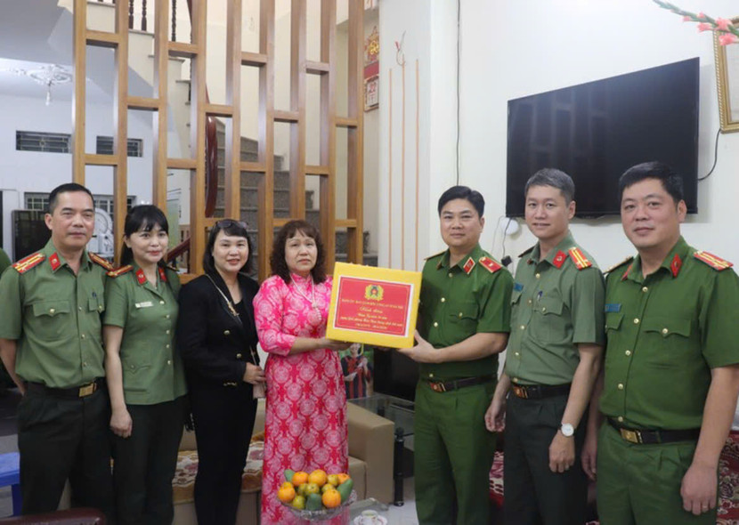 Thiếu tướng Dương Đức Hải, Phó Giám đốc CATP Hà Nội cùng đoàn công tác tặng quà tri ân thân nhân liệt sỹ Thiếu tướng Dương Đức Hải, Phó Giám đốc CATP Hà Nội cùng đoàn công tác tặng quà tri ân thân nhân liệt sỹ