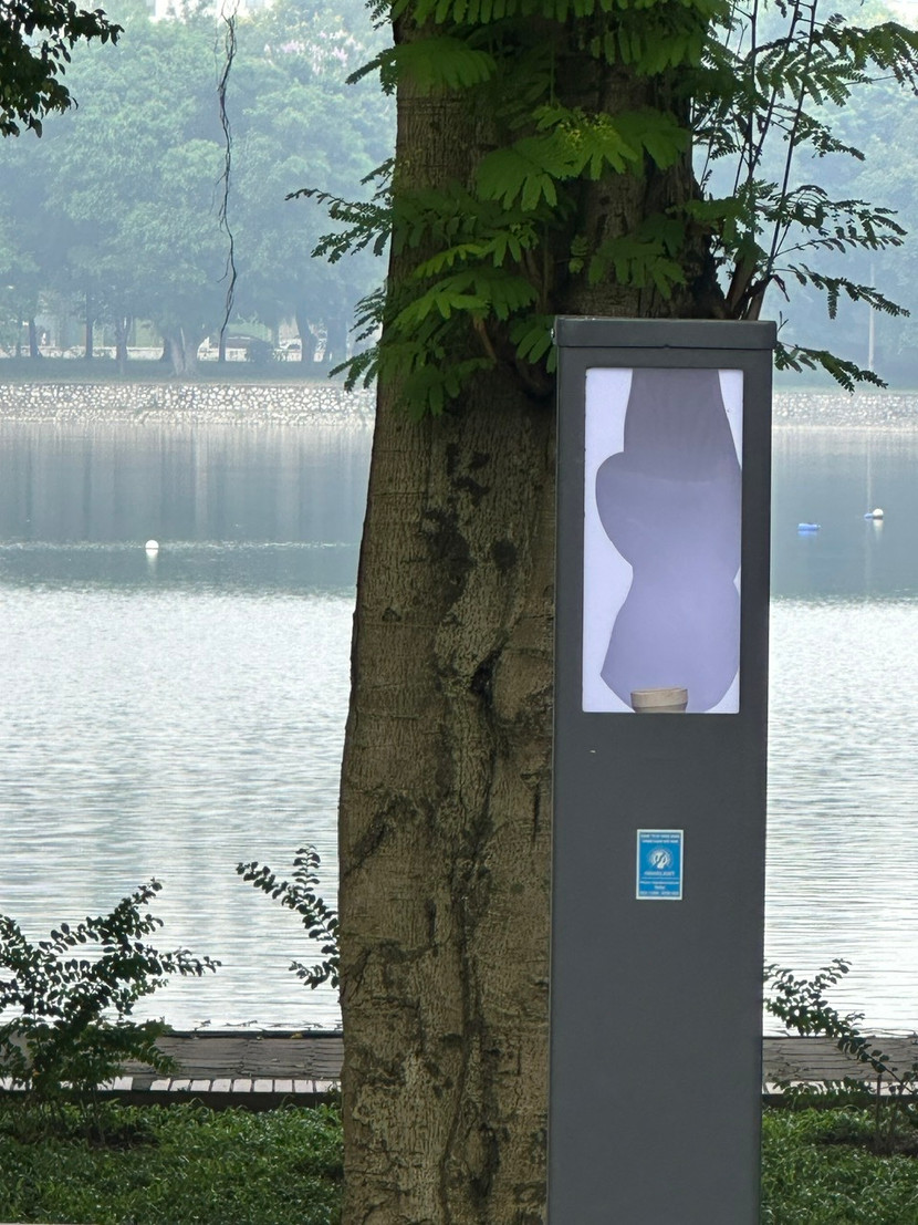 Cột đèn tại khu vực phân tách giữa vỉa hè phố Lê Duẩn và hàng rào (cũ) đã được dỡ bỏ của Công viên Thống Nhất bị kẻ xấu đập phá, lấy trộm bóng đèn led bên trong