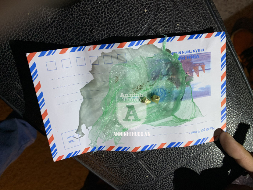 Hai gói heroin đối tượng giấu trong khẩu trang Hai gói heroin đối tượng giấu trong khẩu trang