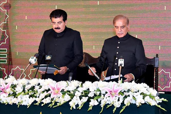 Ông Shehbaz Sharif (phải) tuyên thệ nhậm chức Thủ tướng Pakistan trước quyền Tổng thống Muhammad Sadiq Sanjrani ở Islamabad, ngày 11-4