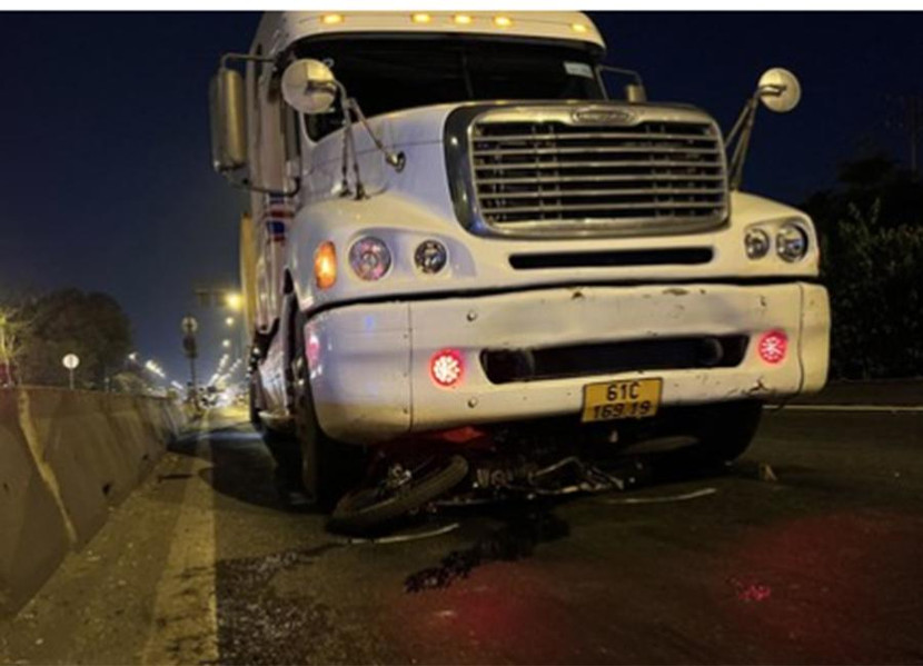 Xe máy bị cuốn dưới gầm container