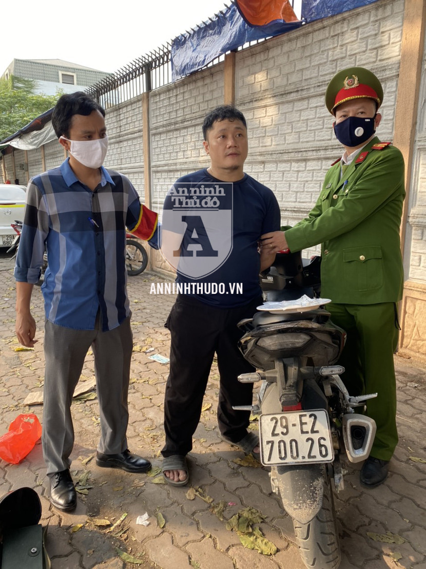 Người đàn ông giấu nhiều bọc ma túy trong túi, và vẫn chưa hết cảm giác "phê đồ"