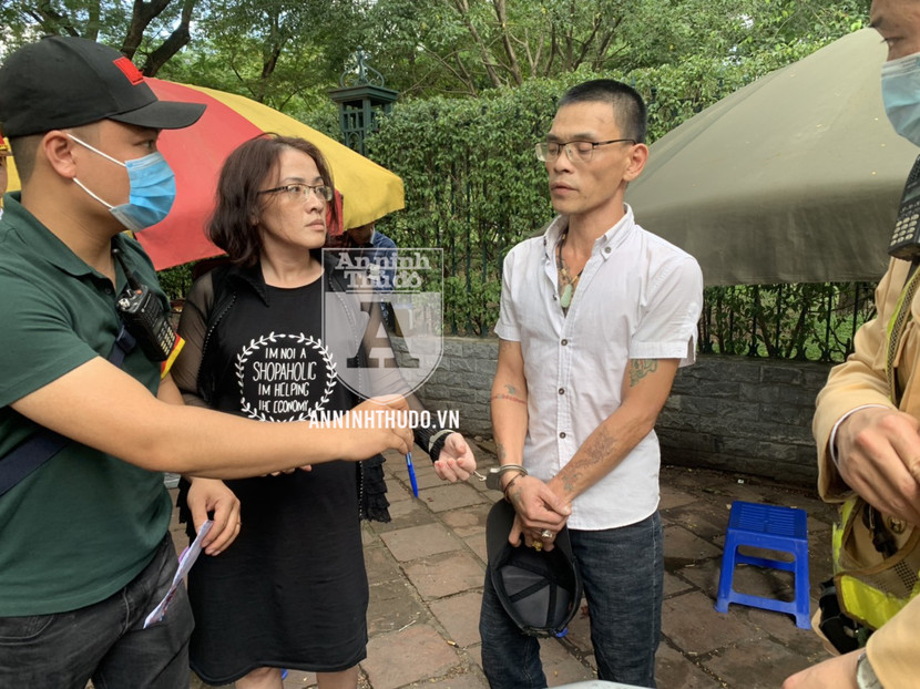 Cặp đôi nam nữ bị chốt 141 phát hiện hành vi tàng trữ trái phép chất ma túy và dao "phóng lợn"