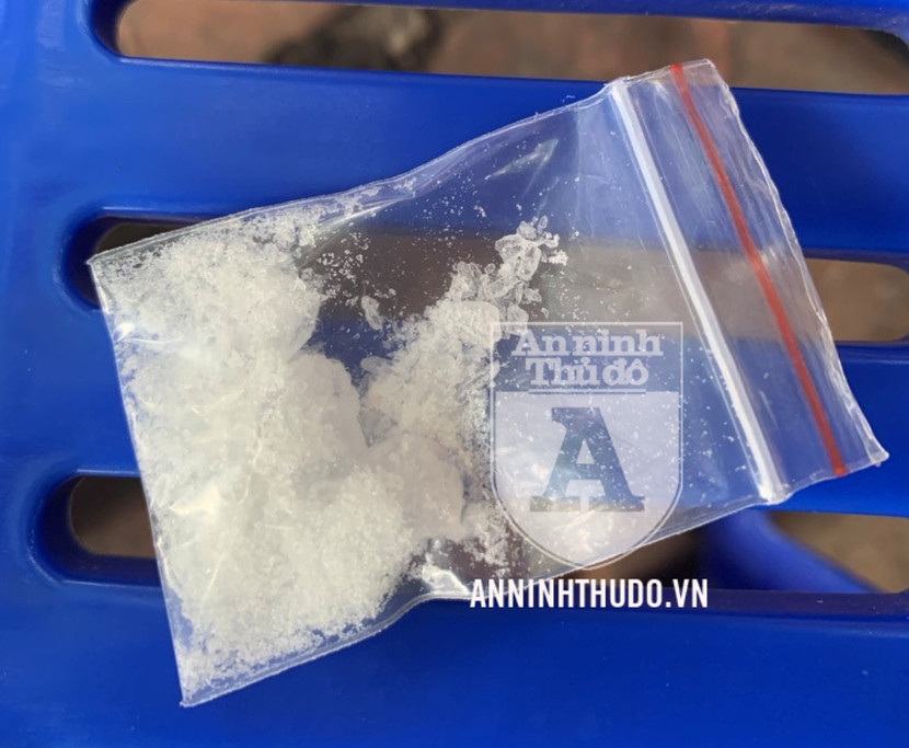 Gói ma túy đá mà đối tượng nữ cầm trên tay, nhét trong tờ giấy ăn "ngụy trang"