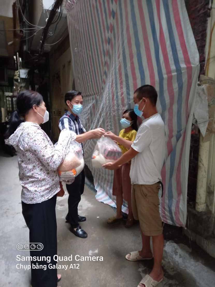 Lãnh đạo phường Tân Mai trao quà cho người gặp khó khăn do đại dịch Covid-19 trên địa bàn phường