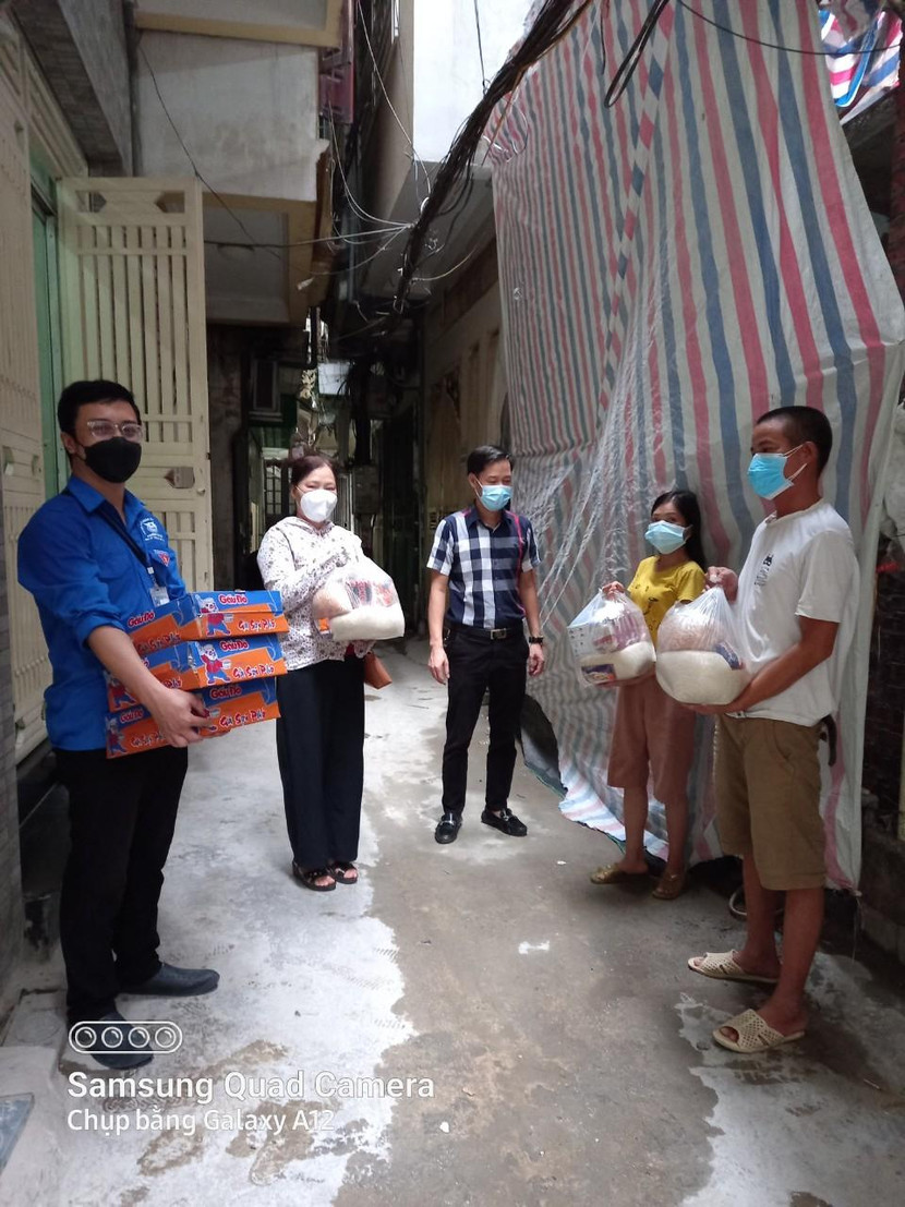 Đại diện UB MTTQ phường Tân Mai trao quà cho những người thợ xây dựng mắc kẹt trên địa bàn phường do đại dịch Covid-19