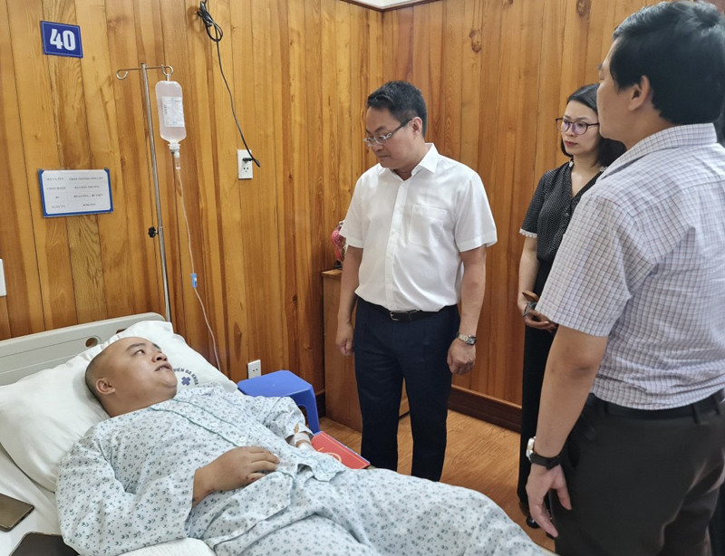 Ông Nguyễn Việt Hùng, Giám đốc Sở TT - TT TP Hà Nội thăm, động viên phóng viên Đài PT - TH Hà Nội bị hành hung khi đang tác nghiệp